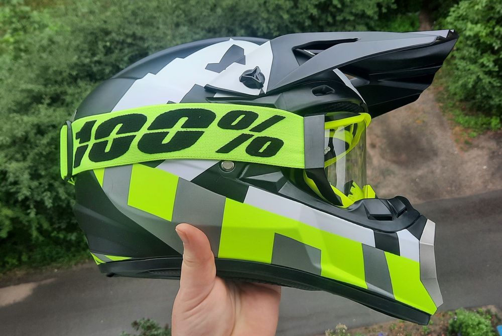 Кросовий шолом з окулярами