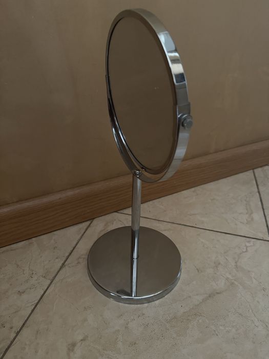 Lusterko dwustronne z powiekszeniem do makijażu.