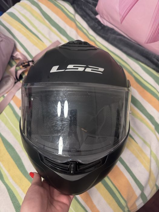Capacete usado com luvas tamanho P