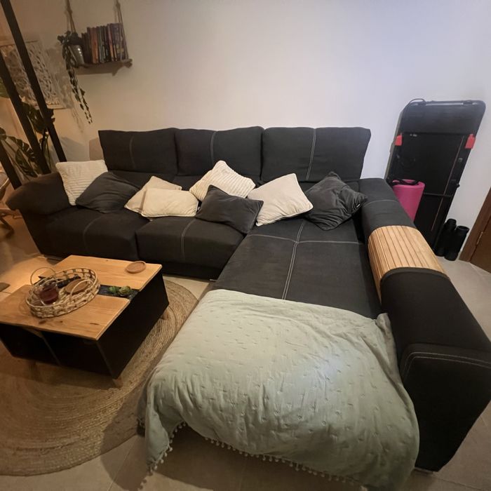 Sofa com chaise e dois puffs ( Oportunidade)