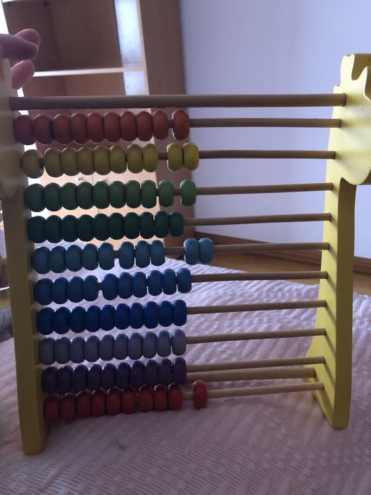 Brinquedo para aprender a fazer contas de somar e subtrair