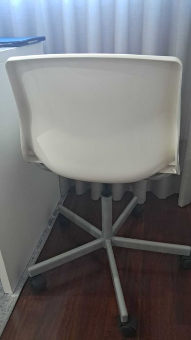 Cadeira branca de secretária de criança, da ikea.