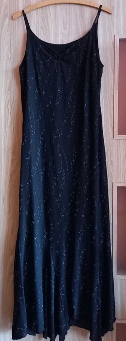 Czarna suknia wieczorowa