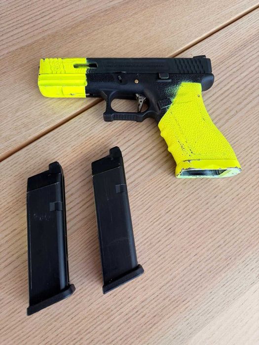 WE Glock 17 metal black slide and frame / silver barrel
