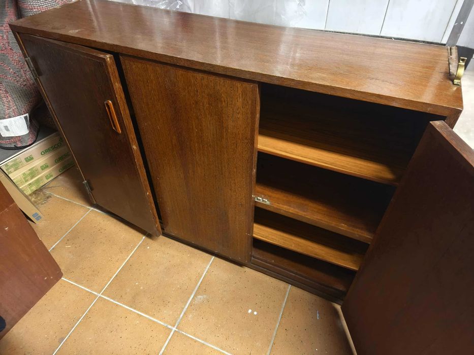 Estante em sucupira brasileira