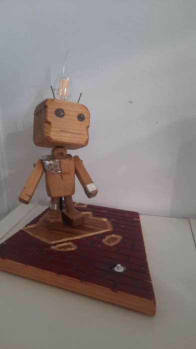 Candeeiro decorativo robô madeira