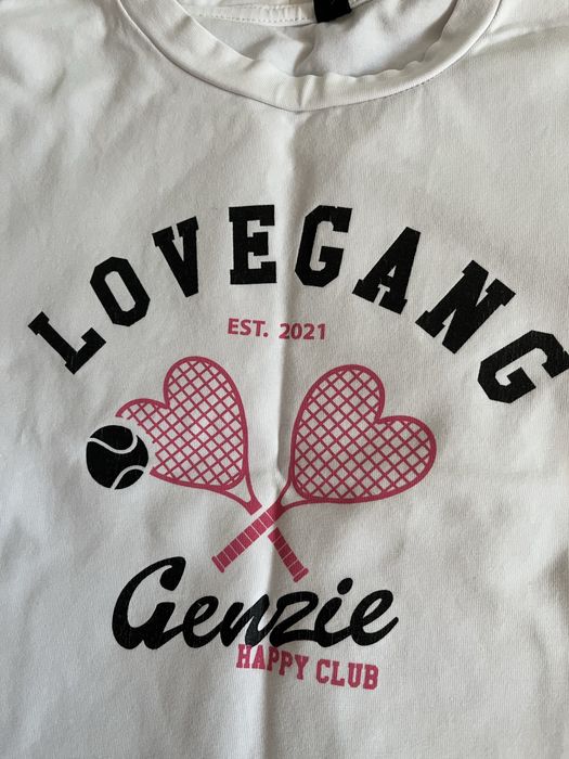 Biały crop top genzie