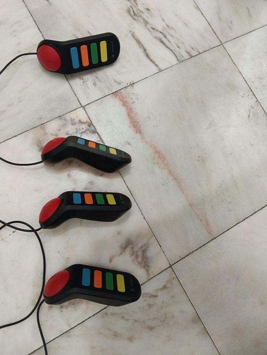 Conjunto de 4 Comandos Buzz! Buzzers Originais com Fio para PlayStation 2 (PS2)