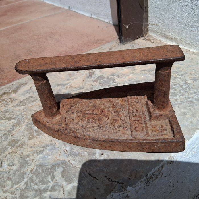 Ferro de engomar antigo,  de coleção