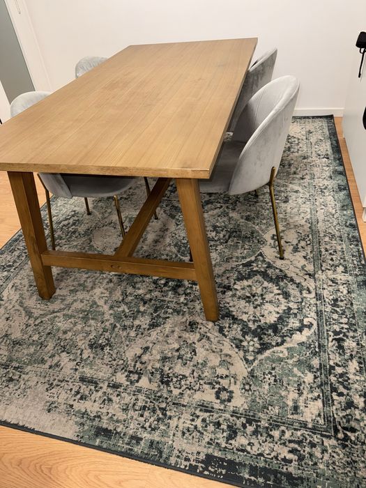 Carpete vintage em bom estado .