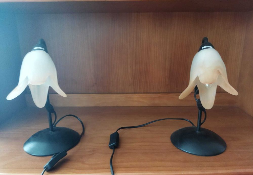 Candeeiros de teto e mesinhas de cabeceira