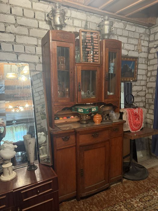 Старая мебель кровати серванты кресла шкафы кухня