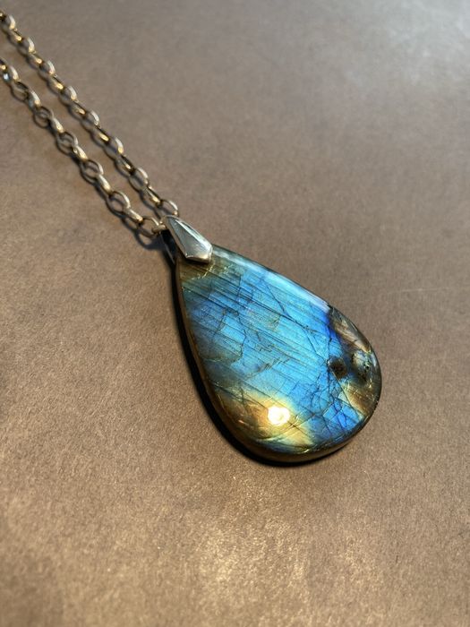 Wisiorek z labradorytem na wyprofilowanej zawieszce srebrnej