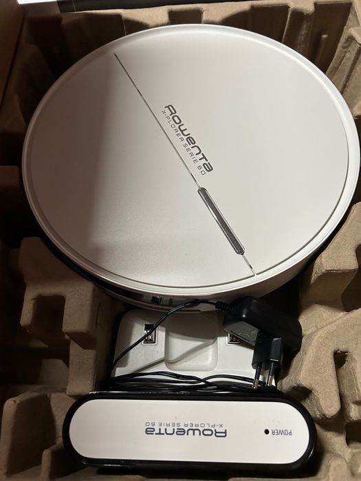 Aspirador robot que aspira e limpa