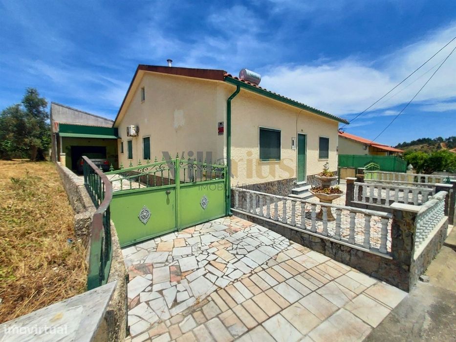 Moradia T2 com Piscina, Pomar e Garagens Duplas a 5 Minutos de Tomar |