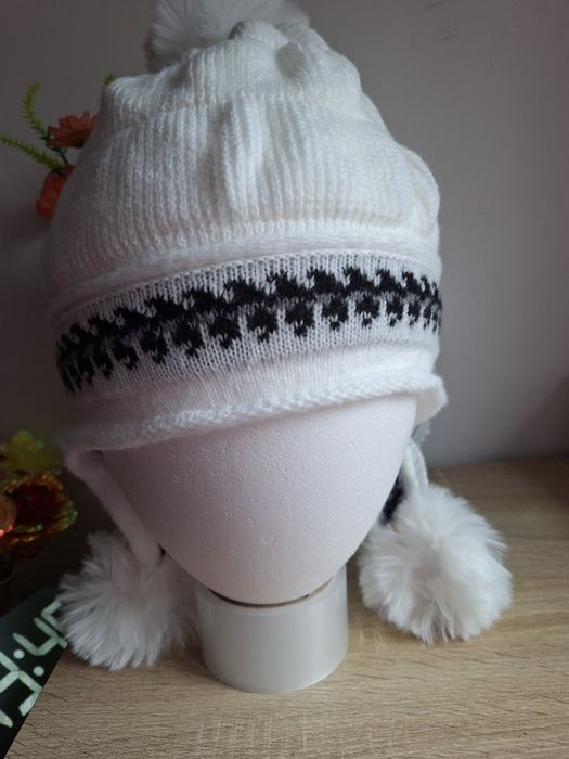 Cudna damska biała czapka  z nauszniki i pomponami