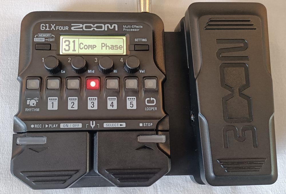 Zoom G1X FOUR - Pedal multiefeitos para guitarra elétrica. Novo!