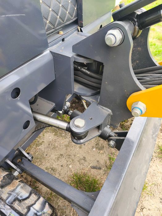 minikoparka silnik 3 cylindry