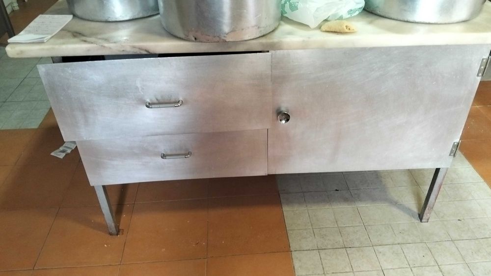 Mesa em inox com pedra 87cm altura,pedra 150cm comprimento e 100cm laterais
