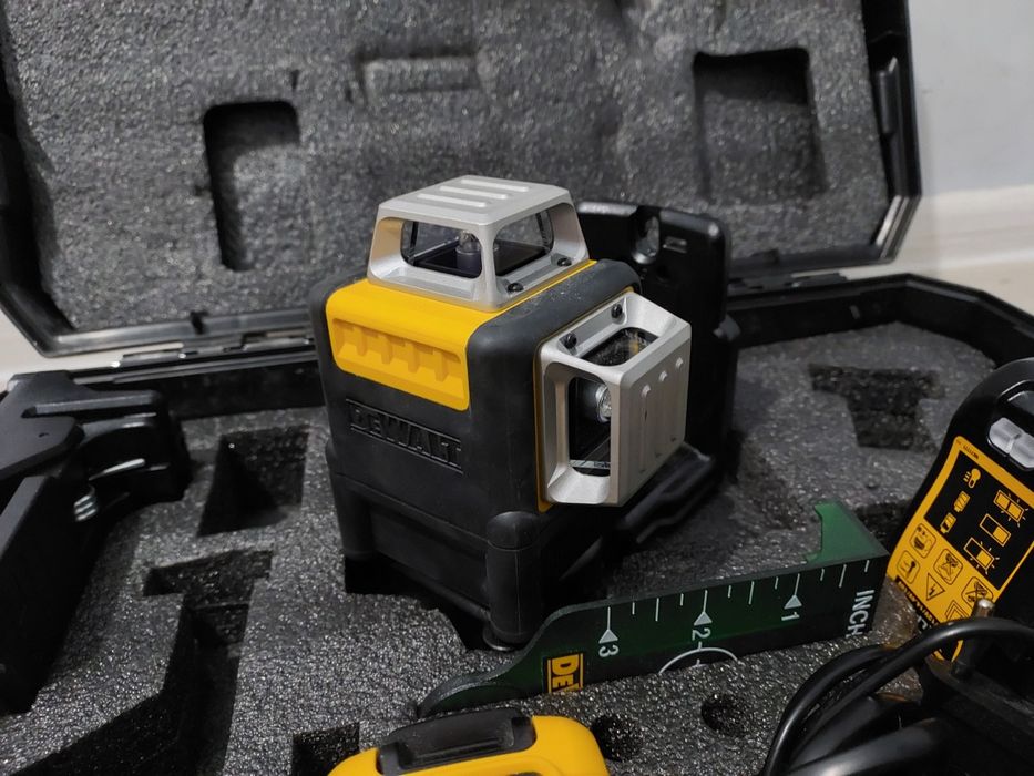 Dewalt Лазерний уровень в кейсе с аккумулятором 2 Ач DeWALT DCE0811D1G