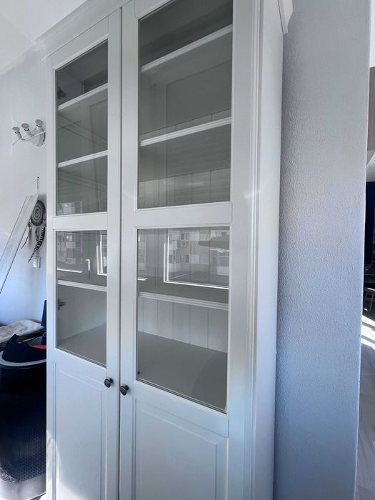 Vitrine / Estante IKEA LIATORP branca – portas de vidro – modelo descontinuado