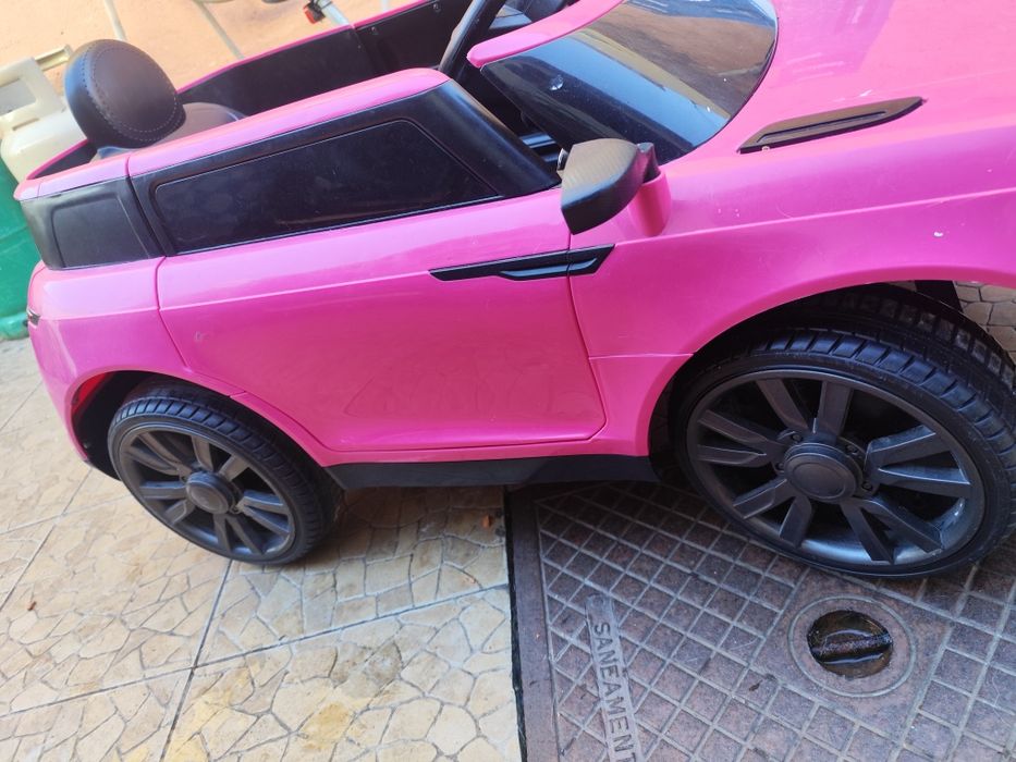 Carro elétrico com comando e carregador