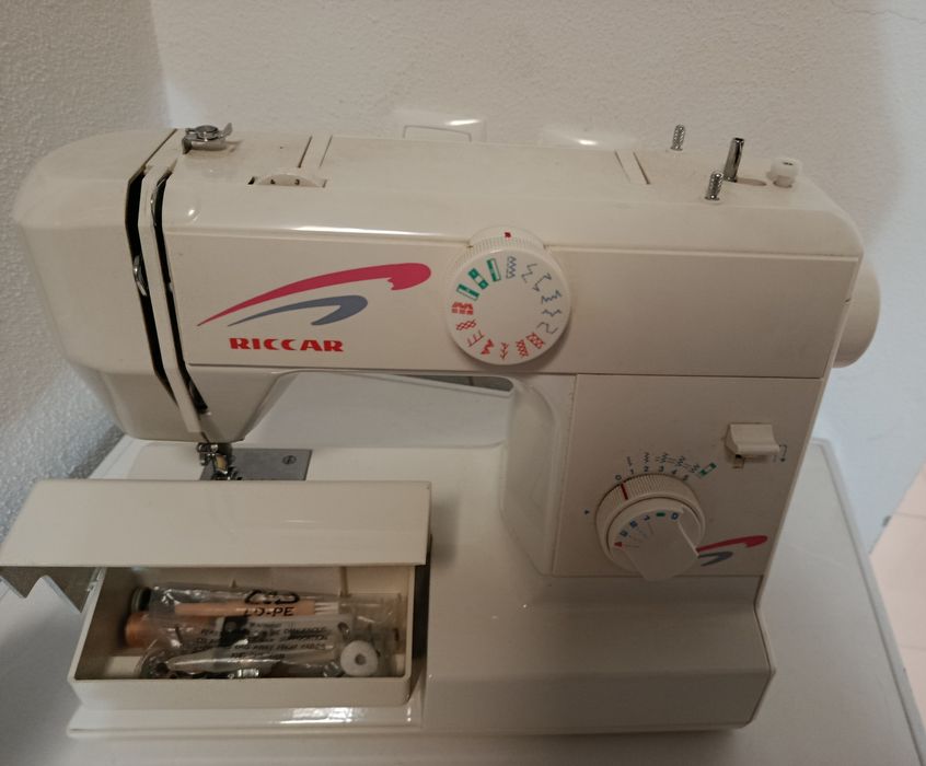 Máquina de costura portátil Riccar