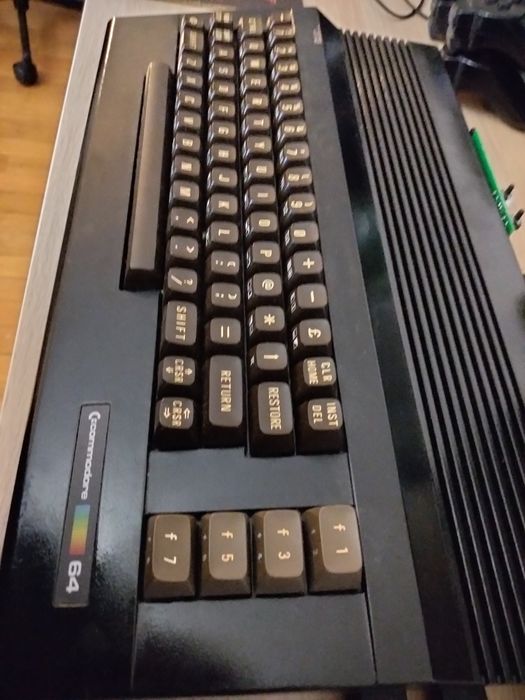 Commodore 64C com SD2IEC e Cartucho Freeload