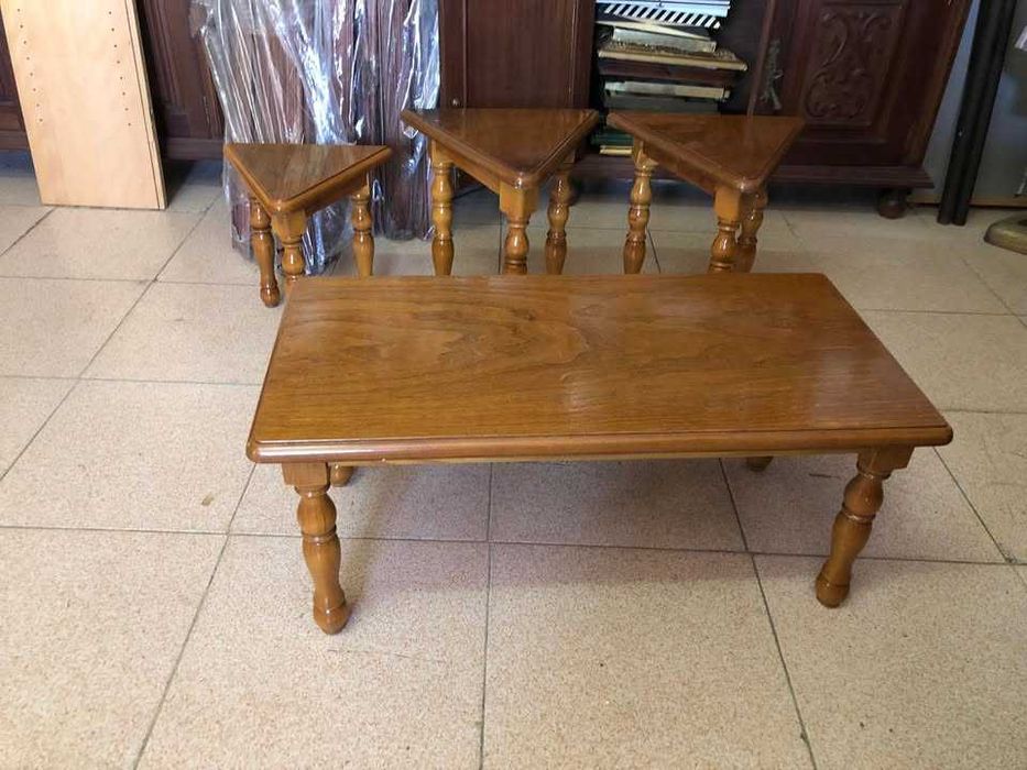 mesa e banquinhos em pinho mel maciço