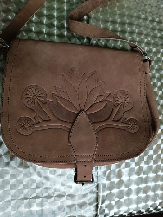 Сумка из нубука коричневого цвета с тиснением