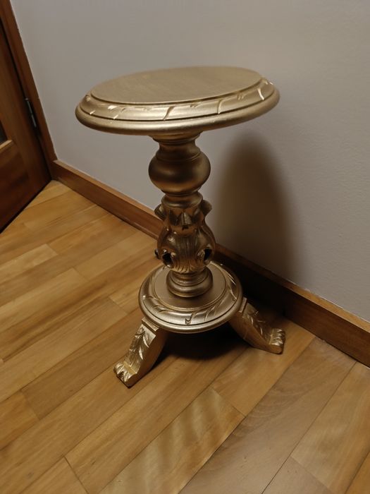 Pequena coluna antiga restaurada estilo séc XVll acabamento em ouro velho