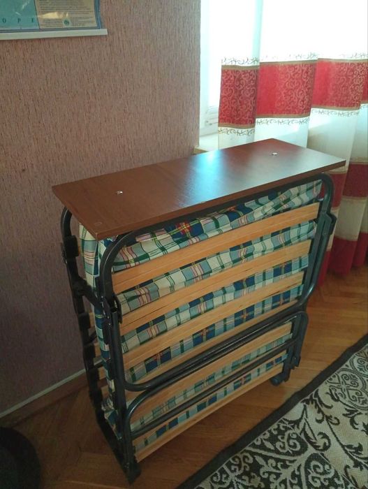 Ліжко розкладне з матрасом.