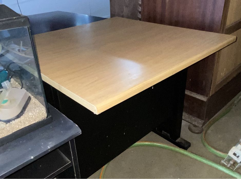 Duas Mesas em Madeira com Pés Metálicos