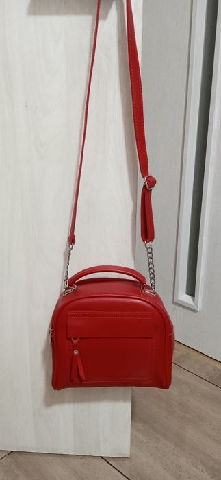 Сумка через плече,досить містка,колір трохи приглушеніший насправді ні