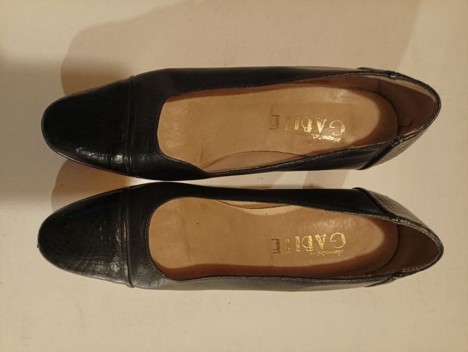 Sapatos de pele em preto,com feitio de pele de cobra á frente e no salto,de marca, sapataria Gabite, tamanho 40