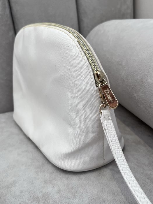 Набір з трьох косметичок білого кольору