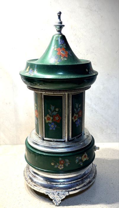 Antigo carrossel de cigarros mecânico com caixa de música suíça