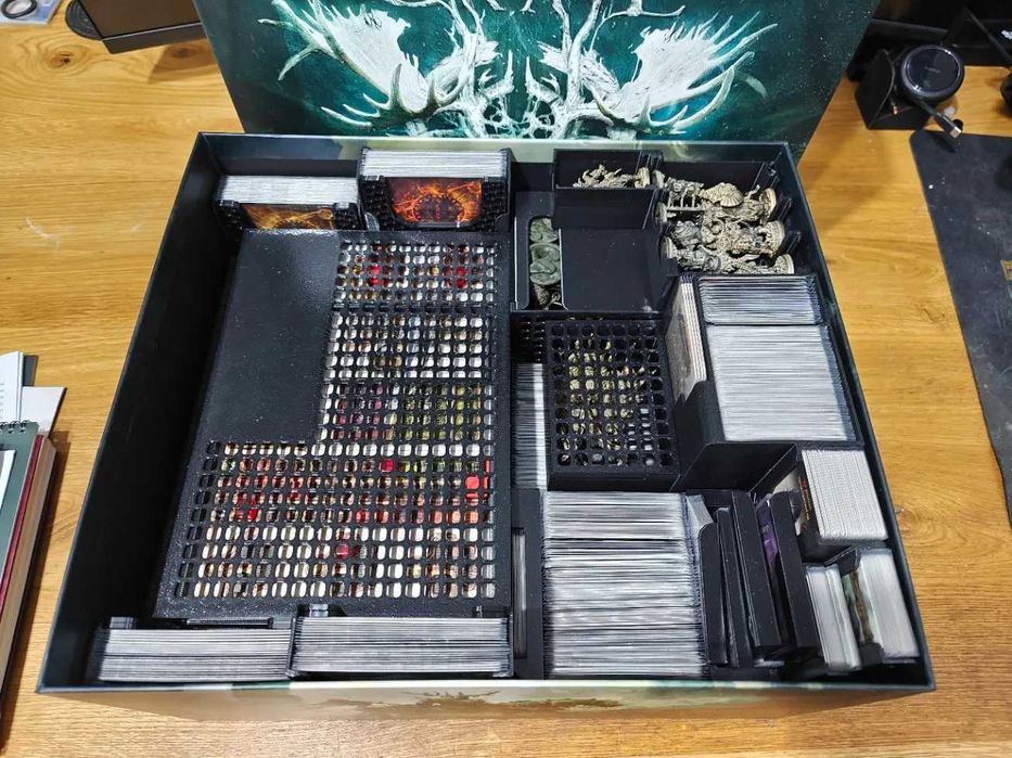 Insert organizer do gry planszowej Tainted Grail: Królowie ruin (Kings of Ruin) mieści dodatki