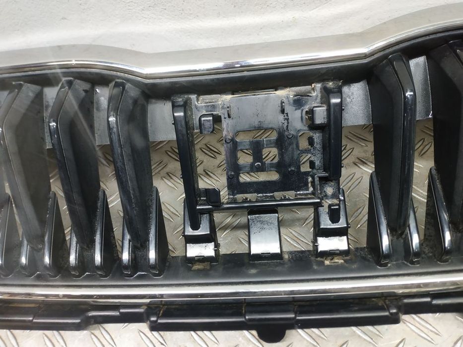 VAG Scala 18- решітка радіатора з хромом RC1275 657853653