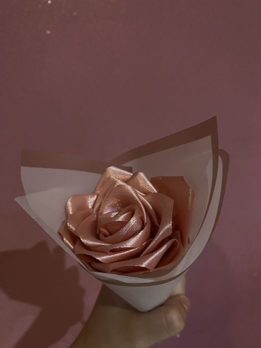 Róża ze wstążki na prezent