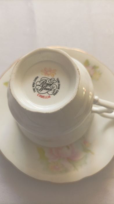 Piękna filiżanka z talerzykiem , porcelana bone china