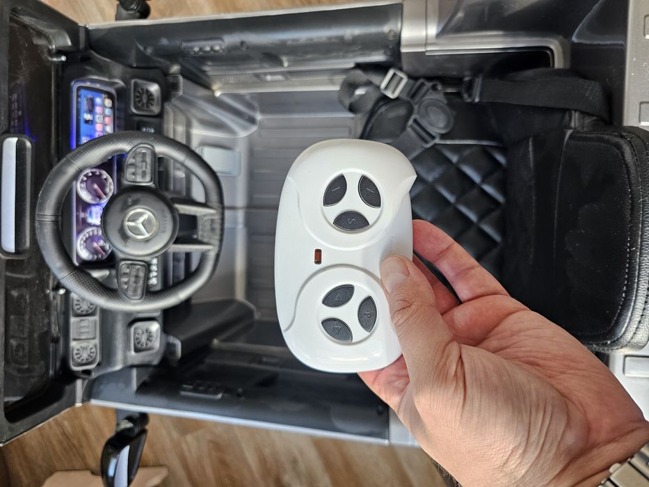 Дитячий елкутромобіль з пультом Mercedes