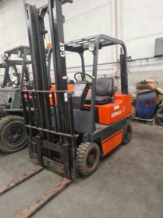 Empilhador Marca Caterpillar 1500kg 4mt altura diesel