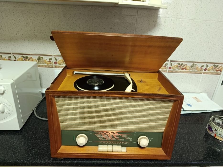Rádio e gira discos antigo a funcionar