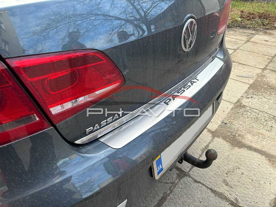 VW Passat B6 Седан / Passat B7 Європа  накладка на задній бампер хром