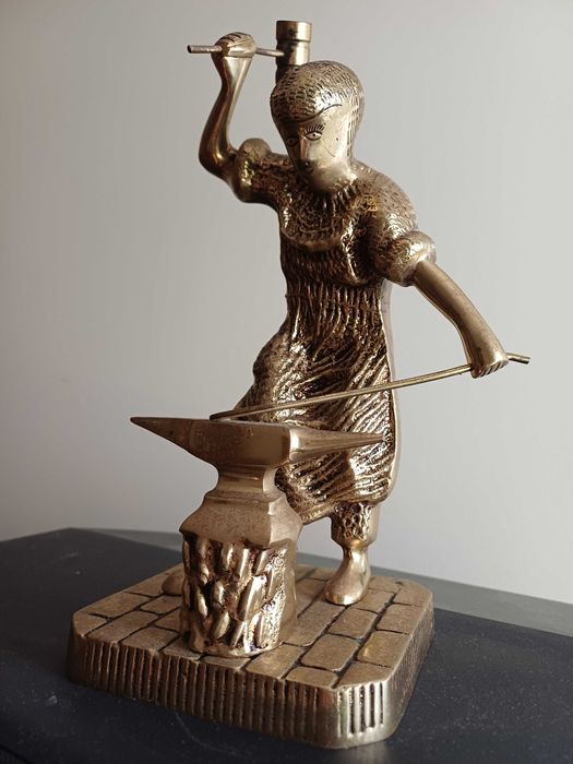 Escultura Antiga "Ferreiro com Bigorna " em Bronze Maciço