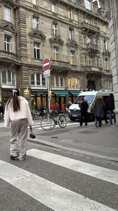 біла шуба PULL AND BEAR