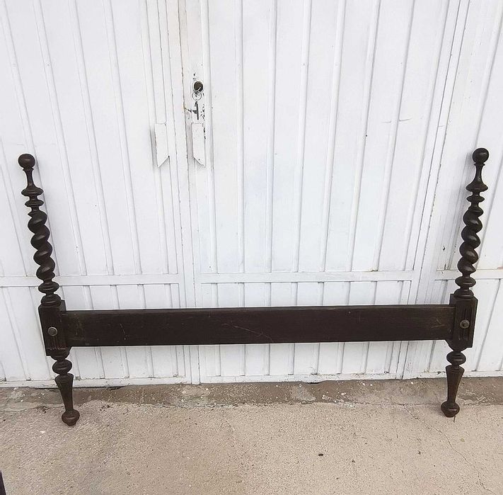 Cama antiga de madeira trabalhada.