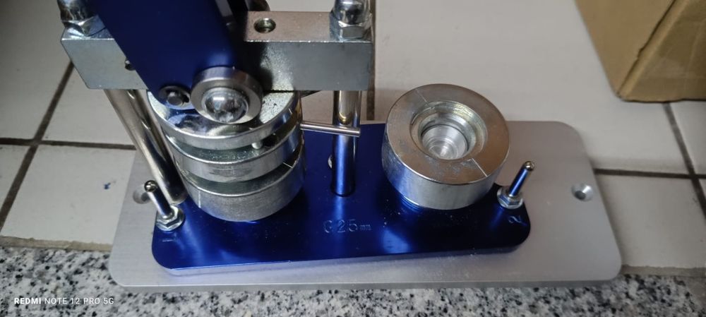 Máquina de fazer pins