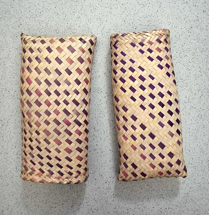 Bolsa pequena com padrão em tons de roxo/lilás